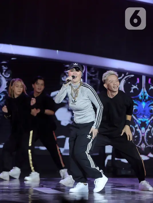 Aksi Agnez Mo menjadi artis pembuka di atas panggung Konser Raya 28 Tahun INDOSIAR LUA28IASA di Studio 6 Emtek City, Jakarta, Rabu (10/1/2023). Lagu Indah, disusul lagu Ini Gila Ini Cinta, Bilang Saja, dan Tak Ada Logika mampu membawa penonton larut dalam nostalgia. (Fimela.com/Bambang E. Ros)
