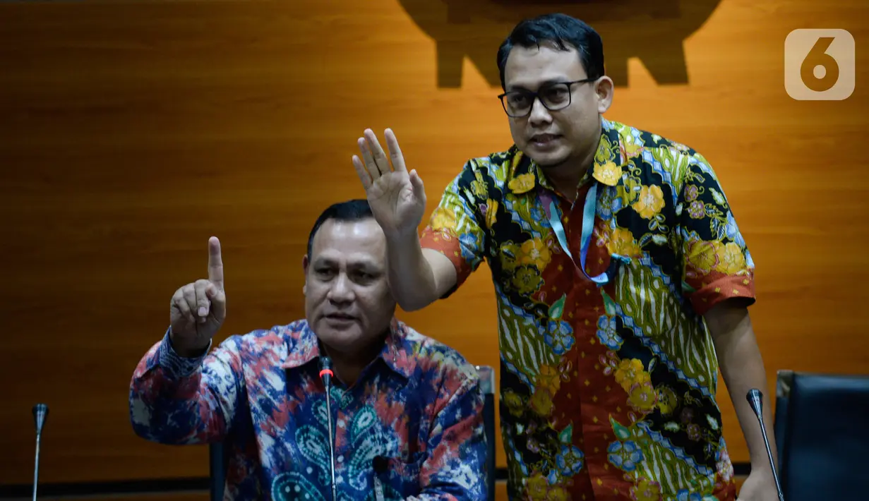 Ketua KPK Firli Bahuri (kiri) dan Plt Jubir KPK Ali Fikri memberi isyarat saat menyampaikan keterangan terkait pengembangan kasus proyek jalan Bengkalis di Gedung KPK, Jakarta, Jumat (17/1/2020). Kasus ini merupakan pengembangan dari masa periode komisioner KPK sebelumnya. (merdeka.com/Dwi Narwoko)