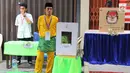 Petugas KPPS mengenakan pakaian adat pada pelaksanaan Pilkada Serentak 2018 di TPS XII Kelurahan Sei Mati, Kecamatan Medan Maimun, Rabu (27/6). Konsep berbeda ini untuk menarik minat masyarakat dalam menggunakan hak pilih. (Liputan6.com/Reza Perdana)