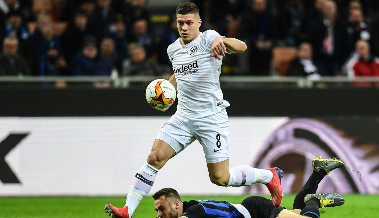 Striker Eintracht Frankfurt, Luka Jovic, melewati bek Inter Milan, Stefan de Vrij, pada pertandingan UEFA Europa League di Stadio Giueppe Meazza, San Siro, Jumat (15/3). Real Madrid mengontrak Luka Jovic hingga 2025. (AFP/ Miguel Medina).