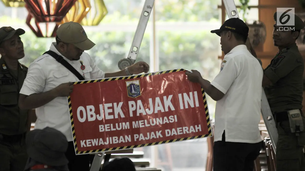 Pemasangan Stiker Tunggak Pajak di Green Pramuka Square Mall