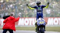 Pebalap Movistar Yamaha, Valentino Rossi, memilih tak mengganti ban basah di MotoGP Belanda karena alasan efisiensi waktu. (EPA/Vincent Jannink)