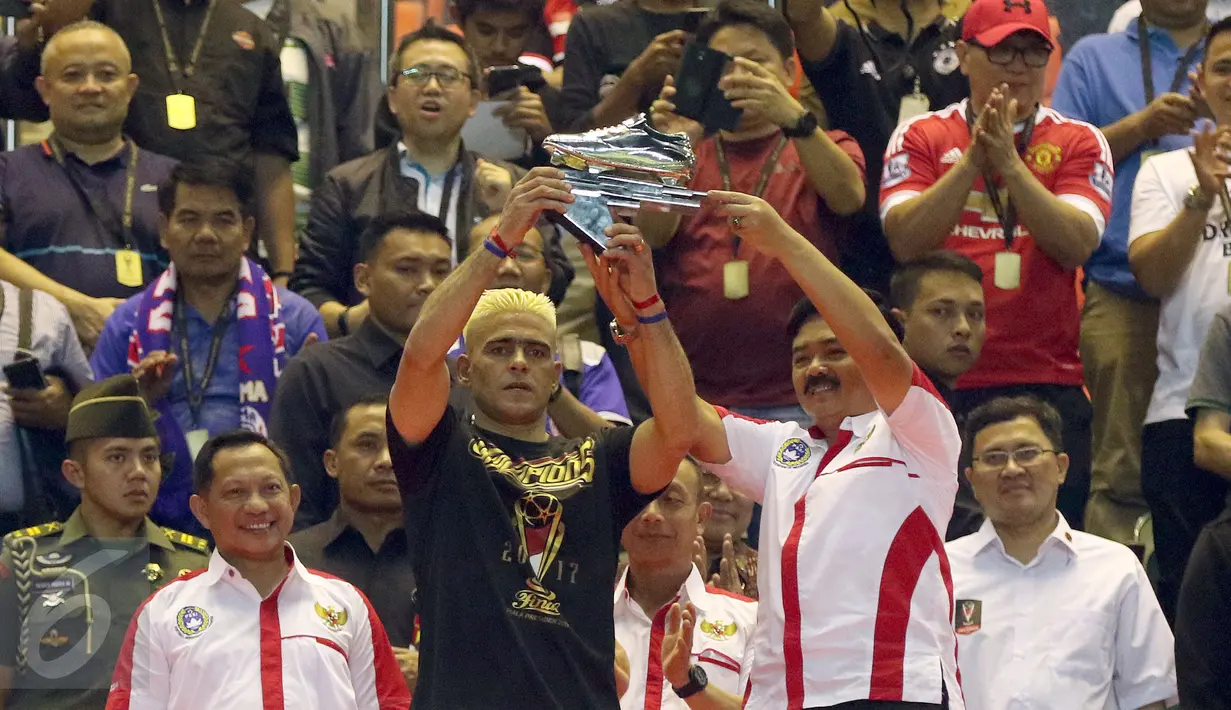 Pemain Arema FC, Cristian Gonzales mengangkat trofi pencetak gol terbanyak usai laga final Piala Presiden 2017 di Stadion Pakansari, Minggu (12/3). Cristian Gonzales meraih gelar pencetak gol terbanyak dengan 11 gol. (Liputan6.com/Helmi Fithriansyah)