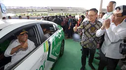 Menteri Perhubungan Budi Karya saat mencoba Hyundai IONIQ Electric di Bandara Soetta, Tangerang Senin (27/1/2020). Sebagai alternatif transportasi ramah lingkungan, Grab juga menghadirkan kampanye #LangkahHijau untuk mendorong mengurangi polusi udara. (Liputan6.com/Fery Pradolo)