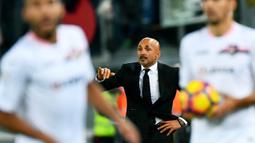 Pelatih AS Roma, Luciano Spalletti, memberikan arahan kepada anak asuhnya saat pertandingan melawan Palermo pada laga lanjutan Seria A Italia di Stadion Olympic, Roma (23/10/16). Luciano Spalletti resmi melatih Inter Milan. (AFP/Vincenzo Pinto)