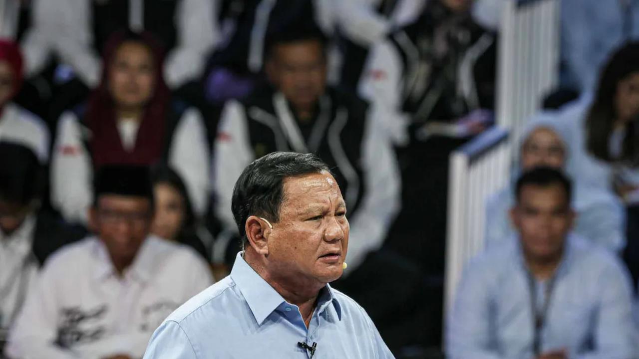 Kemudian, nada bicara Prabowo semakin meninggi. Prabowo mengatakan, Anies bukan lagi anak kecil, harusnya sudah paham.