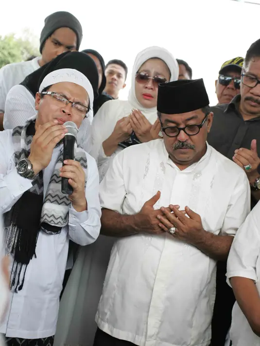 Ditemui di TPU Tanah Kusir, Rano Karno berharap agar sang ibunda dapat diterima di sisi Yang Maha Kuasa. Lily Istiarti meninggal dunia lantaran tak mampu lagi bertarung melawan sakit yang selama ini telah diidapnya. (Andy Masela/Bintang.com)