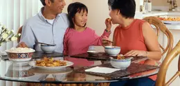 Lingkungan keluarga merupakan lingkungan yang paling dekat dengan anak. (Foto: Unsplash/National Cancer Institute)