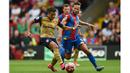 Pemain Arsenal, Alexis Sanchez berusaha melewati hadangan pemain Crystal Palace, Yohan Cabaye pada laga Liga Inggris di Stadion Selhurst Park, Inggris, Minggu (16/8/2015). Arsenal taklukan Palace 2-1. (Reuters/Toby Melville)