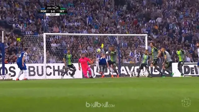Porto kembali memuncaki klasemen Liga Portugal setelah menghantam Vitoria Setubal 5-1. Moussa Marega membuka gol bagi tuan rumah s...