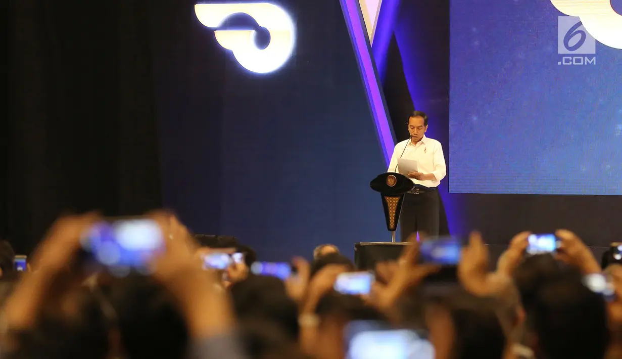 Presiden Joko Widodo memberikan sambutan pada pembukaan GAIKINDO Indonesia International Auto Show (GIIAS) 2018 di ICE BSD, Tangsel, Kamis (2/8). Ada 40 kendaraan baru dan konsep yang akan dirilis di panggung GIIAS 2018. (Liputan6.com/Fery Pradolo)