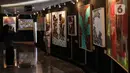 Pengunjung mengamati pameran seni rupa yang bertajuk 'Creative Freedom to Heal The Nation' di Perpustakaan Nasional, Jakarta, Kamis (15/10/2020). Pameran tersebut menceritakan refleksi kehidupan sehari-hari para seniman selama masa Pandemi COVID-19. (Liputan6.com/Johan Tallo)