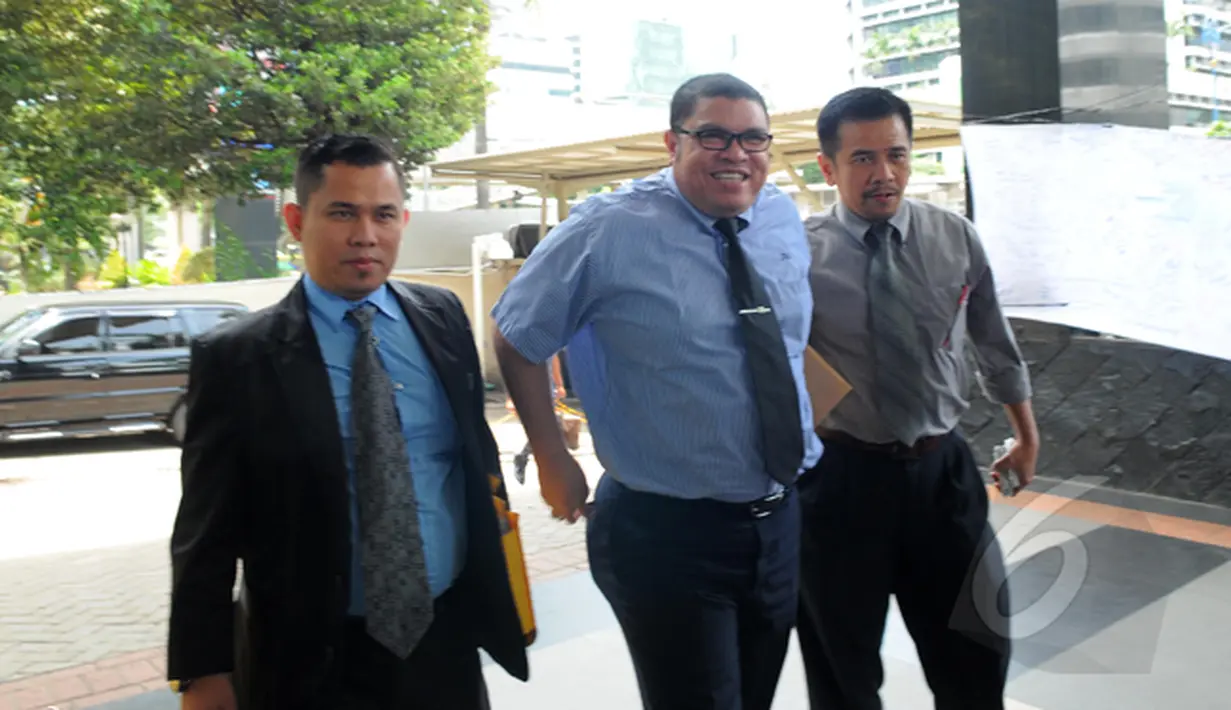 Razman Arif Nasution, kuasa hukum Sutan Bhatoegana, saat mendatangi Gedung KPK, Jakarta, Kamis (5/3/2015). Kedatangannya untuk menemui pimpinan KPK dan menyampaikan surat penangguhan penahanan terhadap Sutan. (Liputan6.com/Faisal R Syam)