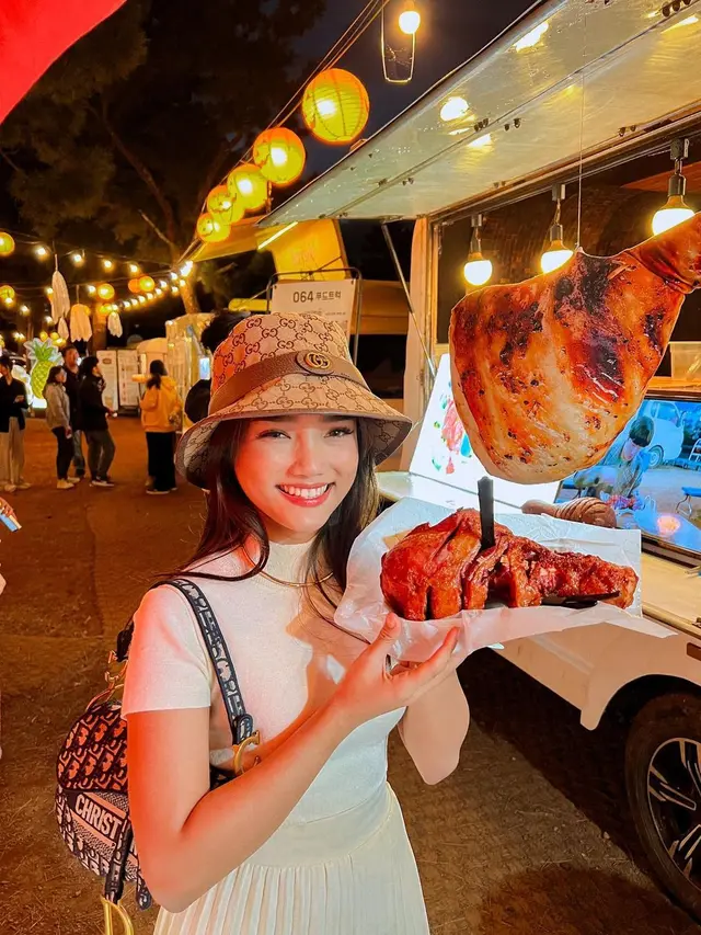 OOTD liburan pakai topi ala Fuji
