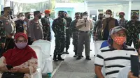 Ketua Satgas COVID-19 Ganip Warsito bersama Panglima TNI Hadi Tjahjanto meninjau pelaksanaan vaksinasi COVID-19 masyarakat Kabupaten Pati di Rumah Sakit Marga Husada Pati, Kabupaten Pati, Jawa Tengah, Sabtu (5/6/2021). (Fotografer Panglima TNI/Tri Wibowo)