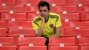 Kesedihan suporter timnas Kolombia setelah tim kesayangan mereka takluk dari Inggris pada pertandingan 16 besar Piala Dunia 2018 di Stadion Spartak, Rusia, Selasa (3/7). Kolombia menyerah 3-4 dari Inggris melalui drama adu penalti. (FRANCK FIFE / AFP)