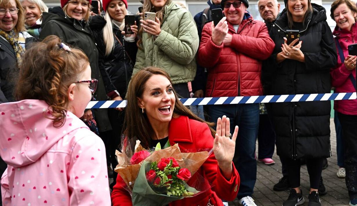 Pangeran William dan Kate Middleton saat mengunjungi Wales pada 27 Februari 2022. (Foto: Paul Ellis/Pool Photo vis AP)