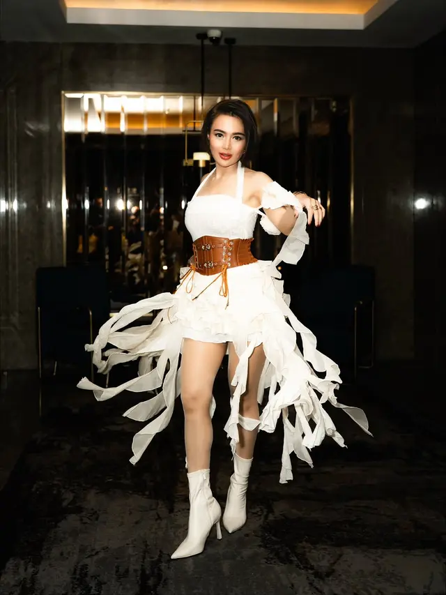 Potret Wika Salim Tampil Pakai Dress Unik.