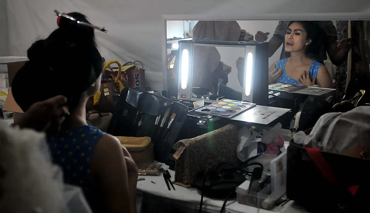 Di balik panggung, Iis dahlia sedang berhias mempersiapkan diri untuk tampil memukau di ajang SCTV Awards 2014. Foto diambil pada Sabtu (29/11/2014). (Liputan6.com/Johan Tallo)