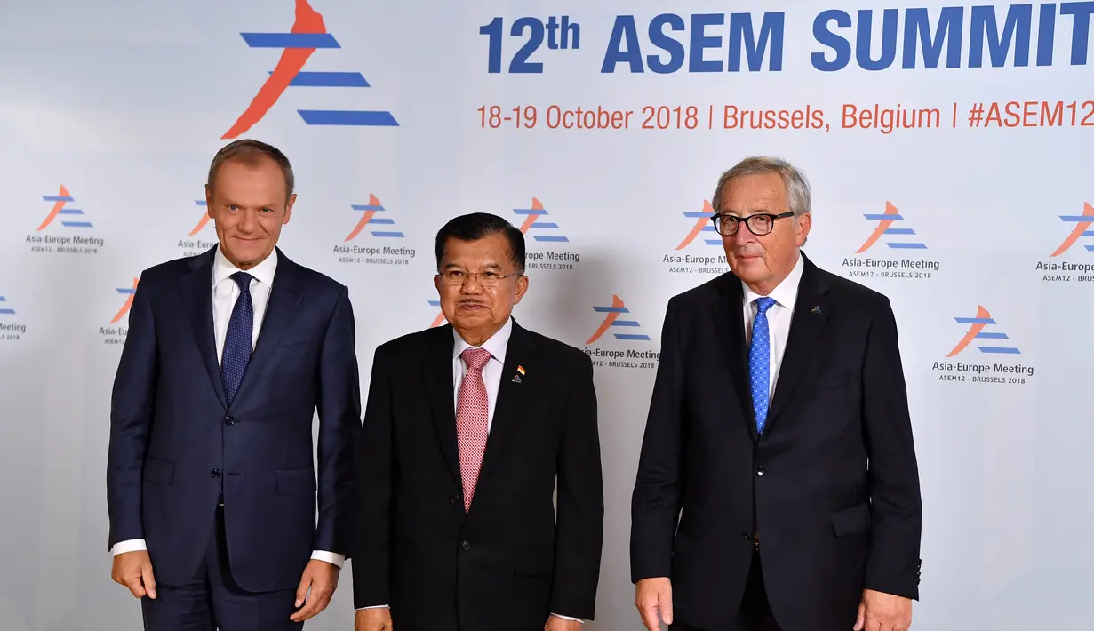 Wakil Presiden Indonesia, Jusuf Kalla foto bersama Presiden Komisi Eropa Jean-Claude Juncker dan Presiden Dewan Eropa Donald Tusk saat menghadiri pembukaan KTT ASEM (Asia-Europe Meeting) ke-12 di Brussels, Belgia, (18/10). (AFP Photo/Ben Stansall)