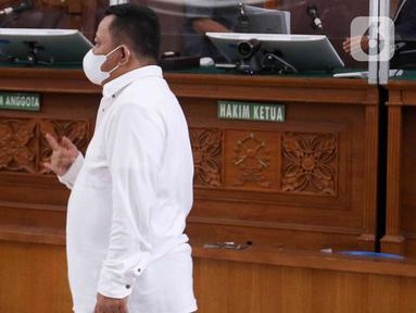 Terdakwa kasus pembunuhan Brigadir Yosua, Kuat Ma'ruf seusai menjalani sidang dengan agenda pembacaan vonis dari majelis hakim di PN Jakarta Selatan, Selasa (14/2/2023). Kuat mengangkat jari membentuk tanda metal usai divonis Majelis Hakim 15 tahun penjara. (Liputan6.com/Herman Zakharia)