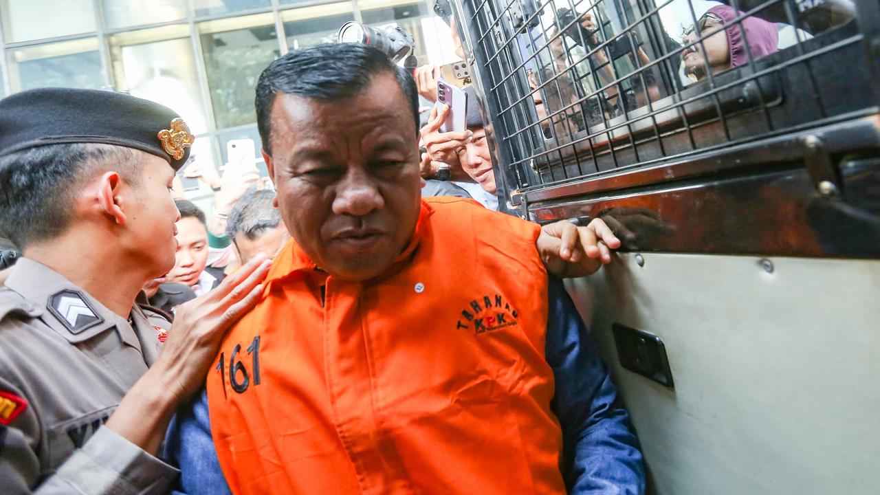 FOTO: KPK Tahan Bupati Kuansing Terkait Dugaan Suap Sekda