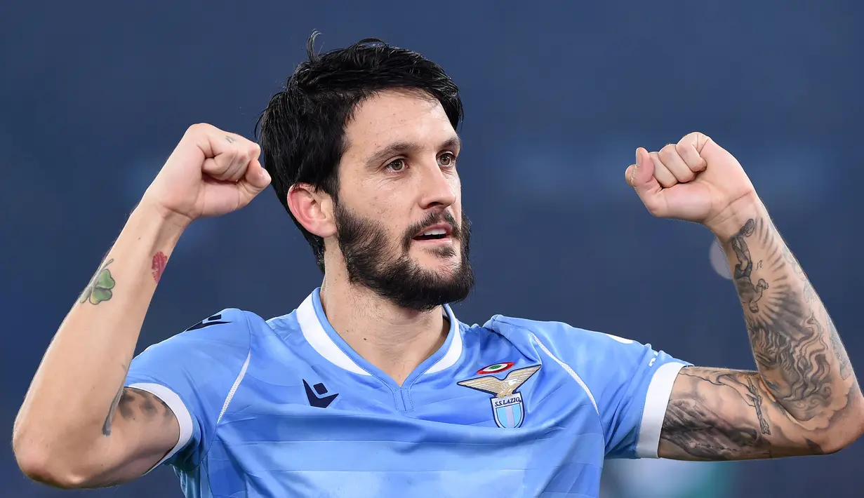 Luis Alberto menjadi pencetak assist terbanyak di kompetisi Serie A Italia musim ini sebelum ditunda akibat corona. (AFP/Filippo Monterforte)
