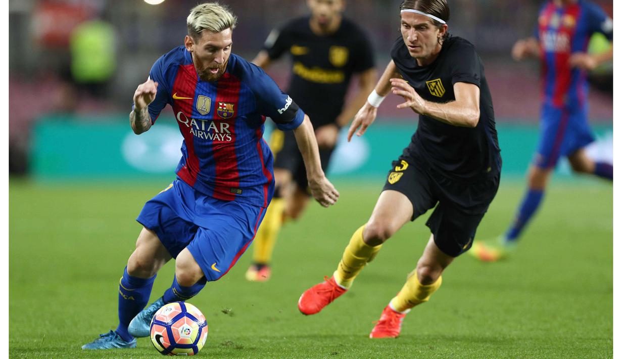 Aksi pemain Barcelona, Lionel Messi (kiri) mencoba melewati hadangan pemain Atletico Madrid, Filipe Luis pada lanjutan La Liga Spanyol di Camp Nou, Barcelona, (21/09/2016).  (EPA/Toni Albir)