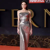 Angelina Jolie tampil glamor bergaun silver metalik di Premiere Eternals. (Instagram/versace).