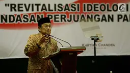 Presiden Ke-3 BJ Habibie memberi sambutan saat Seminar Nasional Partai Golkar, Jakarta, Kamis (19/10). Acara tersebut mengambil tema "Revitallisasi Ideologi Pancasila Sebagai Landasan Partai Golkar". (Liputan6.com/Johan Tallo)