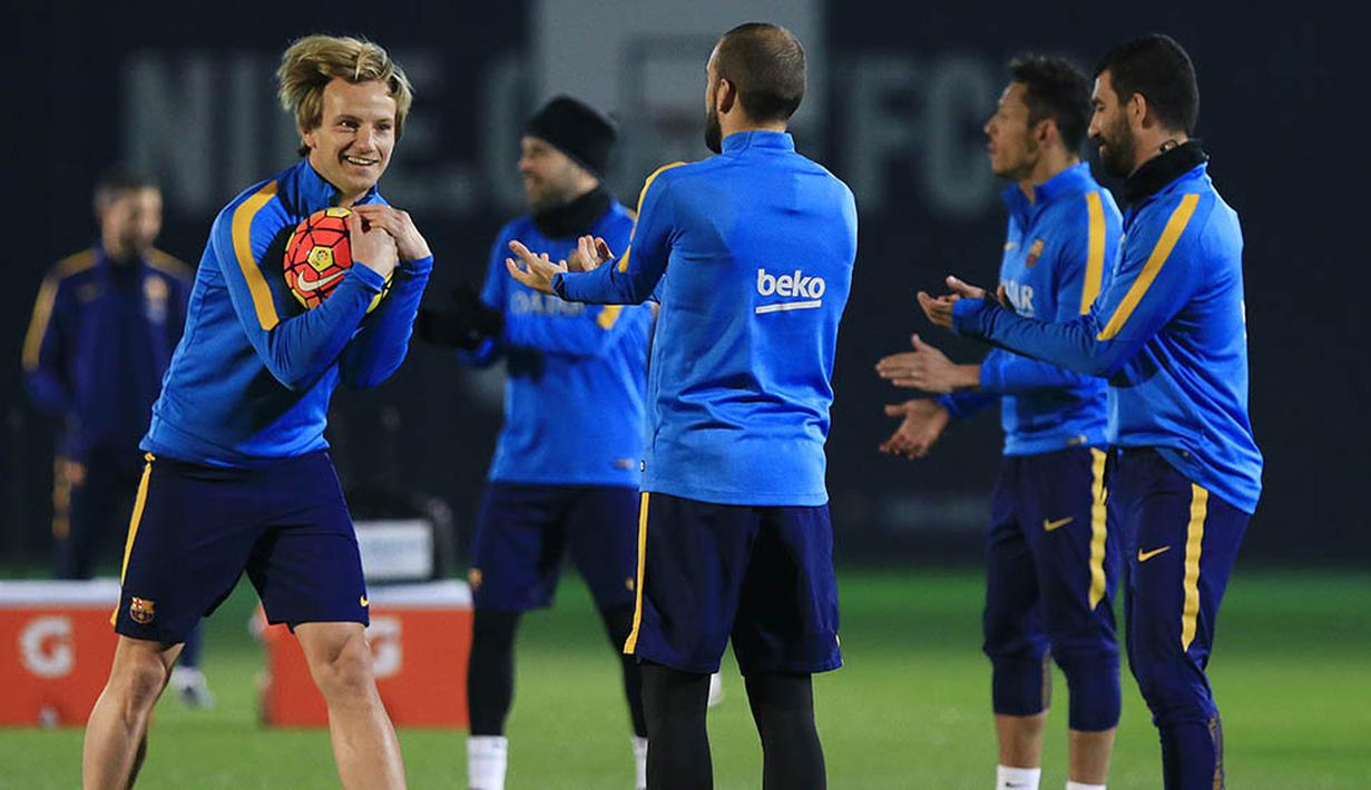 Suasana kekeluargaan tampak pada latihan perdana pemain Barcelona di tahun 2016. (AFP/Paul Barrena)