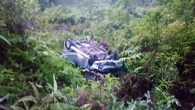 Mobil Toyota Avanza yang terjatuh ke jurang di Kabupaten Kampar yang menewaskan dua penumpang.
