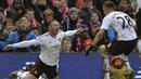 Pemain Manchester United, Wayne Rooney (kiri) merayakan gol yang dicetaknya saat laga melawan Liverpool di Stadion Anfield, Liverpool, (17/1/ 2016).  (AFP Photo/Paul Ellis)