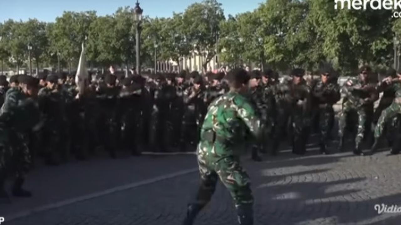 VIDEO: Tentara Prancis Kegirangan Tari Pacu Jalur Bareng TNI Jelang Bastille Day, Temannya Kompak Merekam