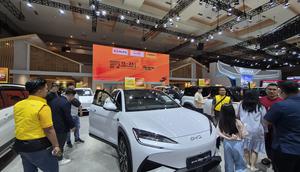 Booth Adira Finance di Indonesia International Motor Show (IIMS) 2025.