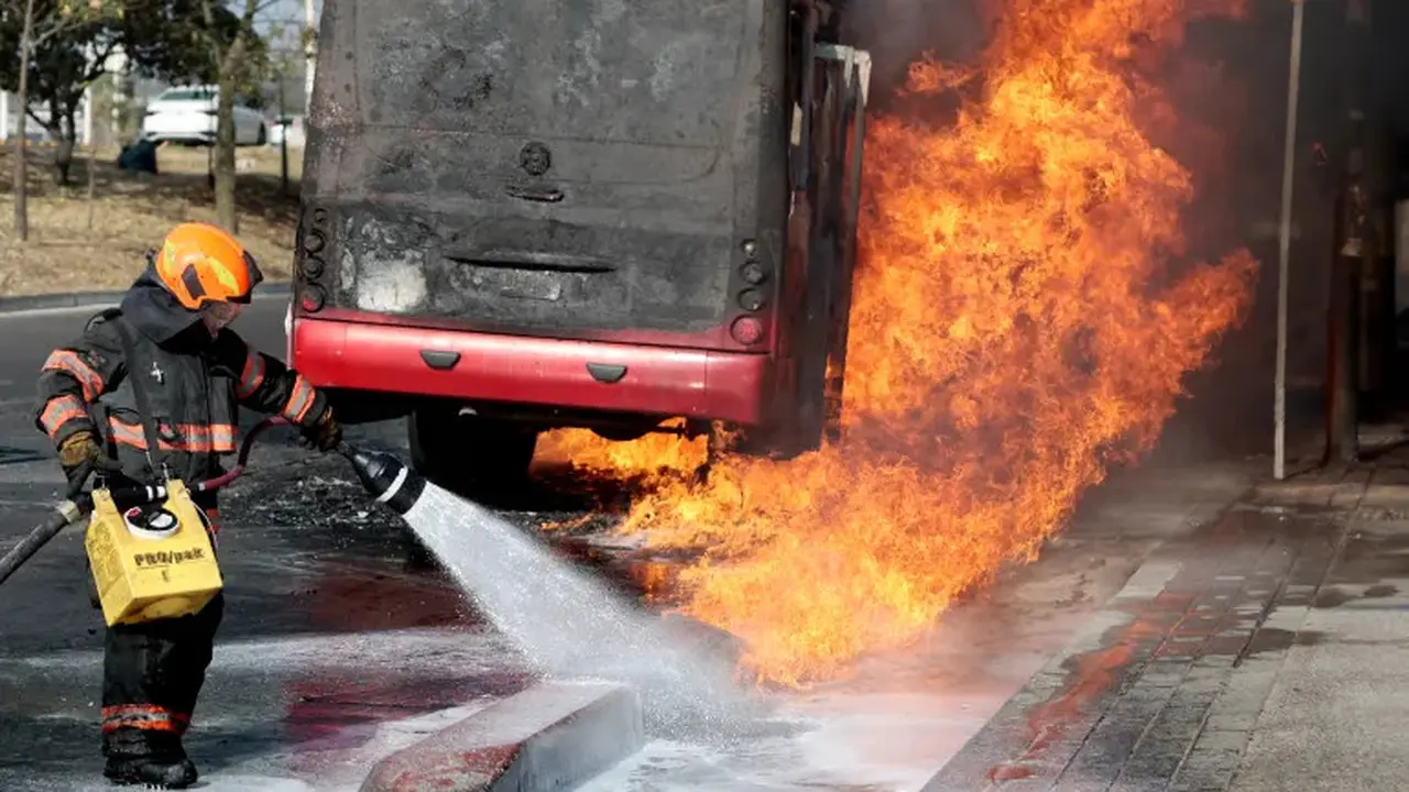 Seorang petugas pemadam kebakaran memadamkan api yang membakar sebuah bus dalam insiden kerusuhan usai kematian bos kartel narkoba El Mencho di negara bagian Jalisco, Meksiko. (Dok. AFP/Ulises Ruiz)