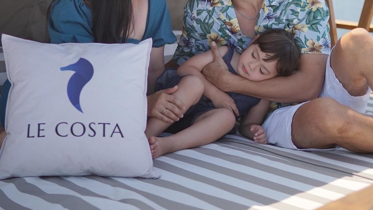 Ini adalah momen Chloe bersama kedua orangtuanya. Kasih sayang yang ditunjukkan Asmirandah dan Jonas memang luar biasa.<br>
