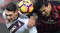 Bek AC Milan, Gustavo Gomez (kanan) pada laga kontra Torino, di ajang Babak 16 Besar Coppa Italia 2016-2017, di Stadion San Siro, Jumat (13/1/2017) dini hari WIB. AC Milan unggul 2-1 atas Torino.  (EPA/Daniel Dal Zennaro)