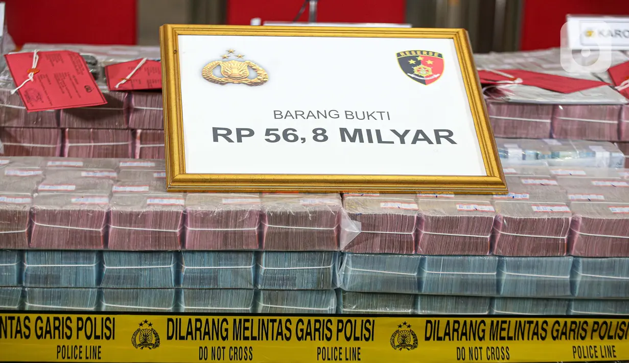 Barang bukti uang diperlihatkan saat rilis terkait kasus penipuan sindikat internasional pembelanjaan ventilator covid-19 di Gedung Bareskrim Mabes Polri, Jakarta, Senin (7/9/2020). Bareskrim berhasil mengamankan  tersangka sebanyak 3 orang. (Liputan6.com/Faizal Fanani)