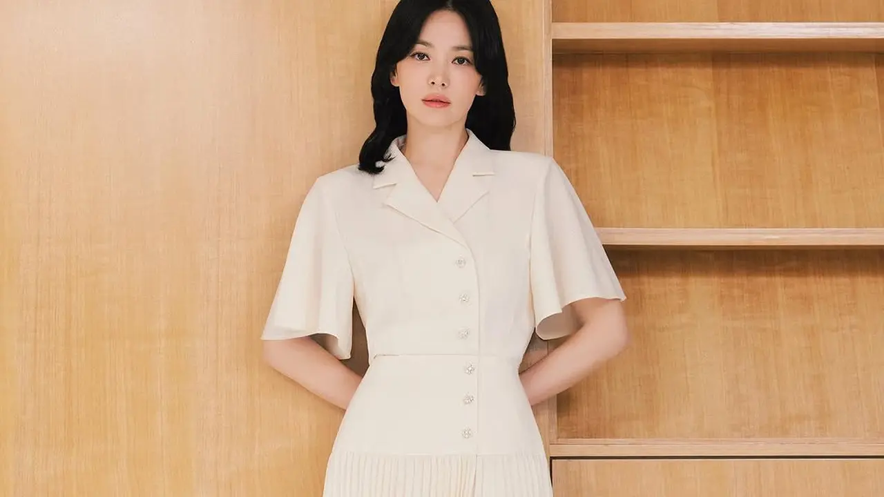 Potret Menawan Song Hye-Kyo, Tampil Anggun dengan Gaya Fashion yang Simpel