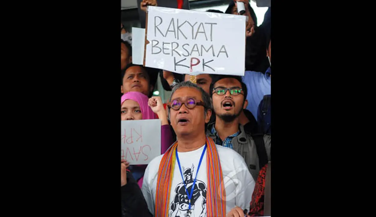 Budayawan Butet Kertaradjasa ikut dalam aksi dukungan kepada KPK di gedung Komisi Pemberantas Korupsi, Jakarta, Jumat (23/1/2015). (Liputan6.com/Faisal R Syam)