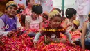 Anak-anak India bermain dengan kelopak bunga di sebuah acara untuk merayakan festival Hindu Holi untuk anak-anak cerebral palsy yang diselenggarakan oleh Yayasan Trishla di Allahabad (25/2). (AFP Photo/Sanjay Kanojia)