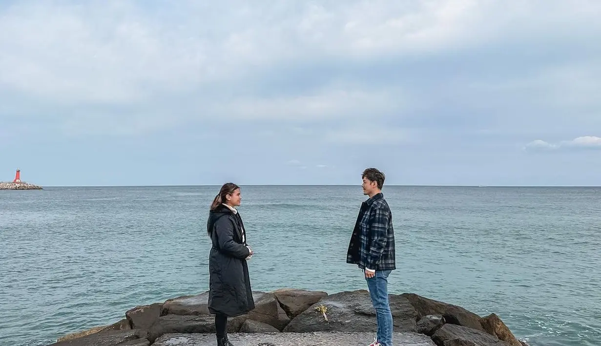 Bersama sang suami, Audi Marissa berpose di lokasi syuting drama Goblin. Ia tampil serba hitam memadukan overcoat dan sepatu loafers. @audimarissa.