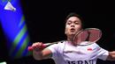 Tunggal putra Indonesia, Anthony Sinisuka Ginting berusaha mengembalikan bola saat menghadapi pemain Prancis, Christo Popov pada laga semifinal kejuaraan bulu tangkis All England 2024 di Utilita Arena, Birmingham, Inggris, Sabtu (16/3/2024) sore WIB. Anthony Ginting menang rubber game 19-21, 21-5 dan 21-11. (AP Photo/Rui Vieira)