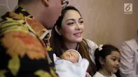 Reisa Broto Asmoro didampingi suaminya memberikan keterangan kepada awak media terkait kelahiran anak kedua di Jakarta, Senin (26/3). Anak kedua Reisa lahir pada Sabtu (24/3) dan diberi nama R. Satriyo Daniswara Brotoasmoro. (Liputan6.com/Faizal Fanani)