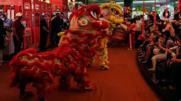 Barongsai beratraksi di salah satu pusat perbelanjaan di mal kawasan Jakarta, Minggu (30/1/2022). Dalam rangka menyambut Tahun Baru Imlek, Mal di Jakarta menghadirkan atraksi barongsai yang untuk menghibur pengunjung dan menarik daya beli masyarakat. (Liputan6.com/Johan Tallo)