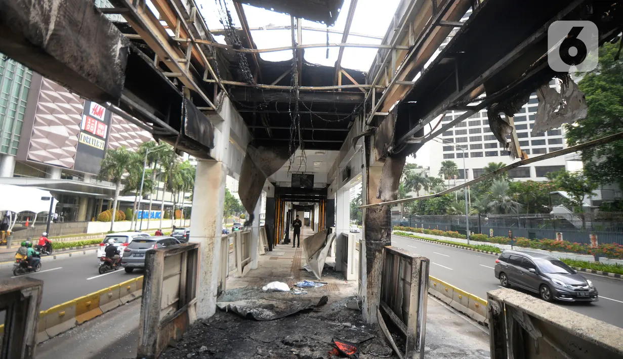 Kondisi halte transjakarta yang dibakar oleh massa perusuh di Kawasan Bundaran HI Jakarta, Jumat (9/10/2020). Demo menolak omnibus law Undang-Undang (UU) Cipta Kerja diwarnai kericuhan dan pembakaran terhadap sejumlah halte Transjakarta. (merdeka.com/Dwi Narwoko)