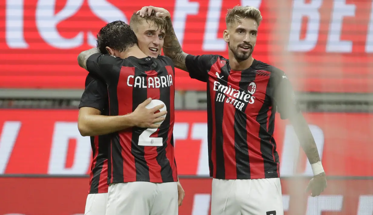 Penyerang AC Milan, Lorenzo Colombo (kiri) berselebrasi dengan rekannya Davide Calabria dan Samu Castillejo usai mencetak gol ke gawang Bodoe/Glimt pada pertandingan Liga Europa di Stadion San Siro di Milan, Italia, Kamis (24/9/2020). AC Milan menang tipis atas  Bodoe/Glimt 3-2. (AP Photo/Luca Bruno