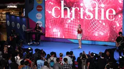 Penyanyi Christie Hartono menghibur para fans yang menghadiri acara Vidio Premier League Festival di Cilandak Town Square, Jakarta, Sabtu (5/8/2023). (Bola.com/Ikhwan Yanuar)