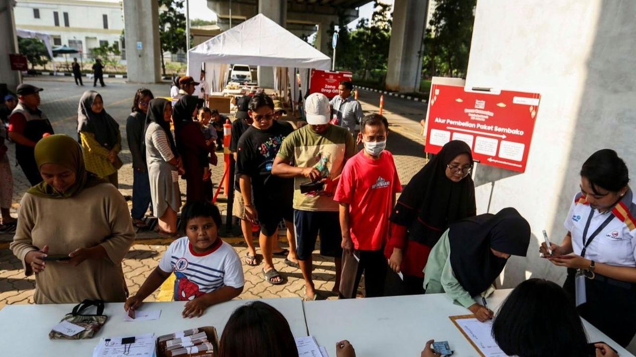Sejumlah warga mengantre saat akan membeli paket sembako murah di Bazar Ramadan Sembako Murah LRT Jakarta di Jakarta Utara, Senin (25/3/2024). Foto: Liputan6.com / Angga Yuniar